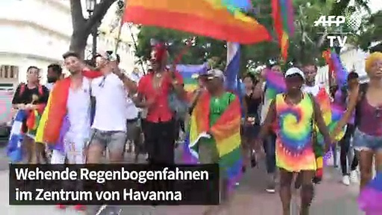 Mit wehenden Regenbogenfahnen durch Havanna