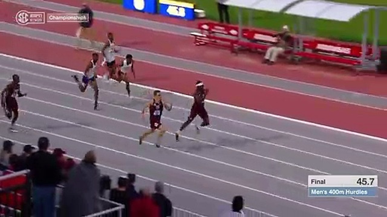 Athlétisme : il gagne le 400m haies en plongeant sur la ligne !