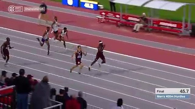 Athlétisme : il gagne le 400m haies en plongeant sur la ligne !