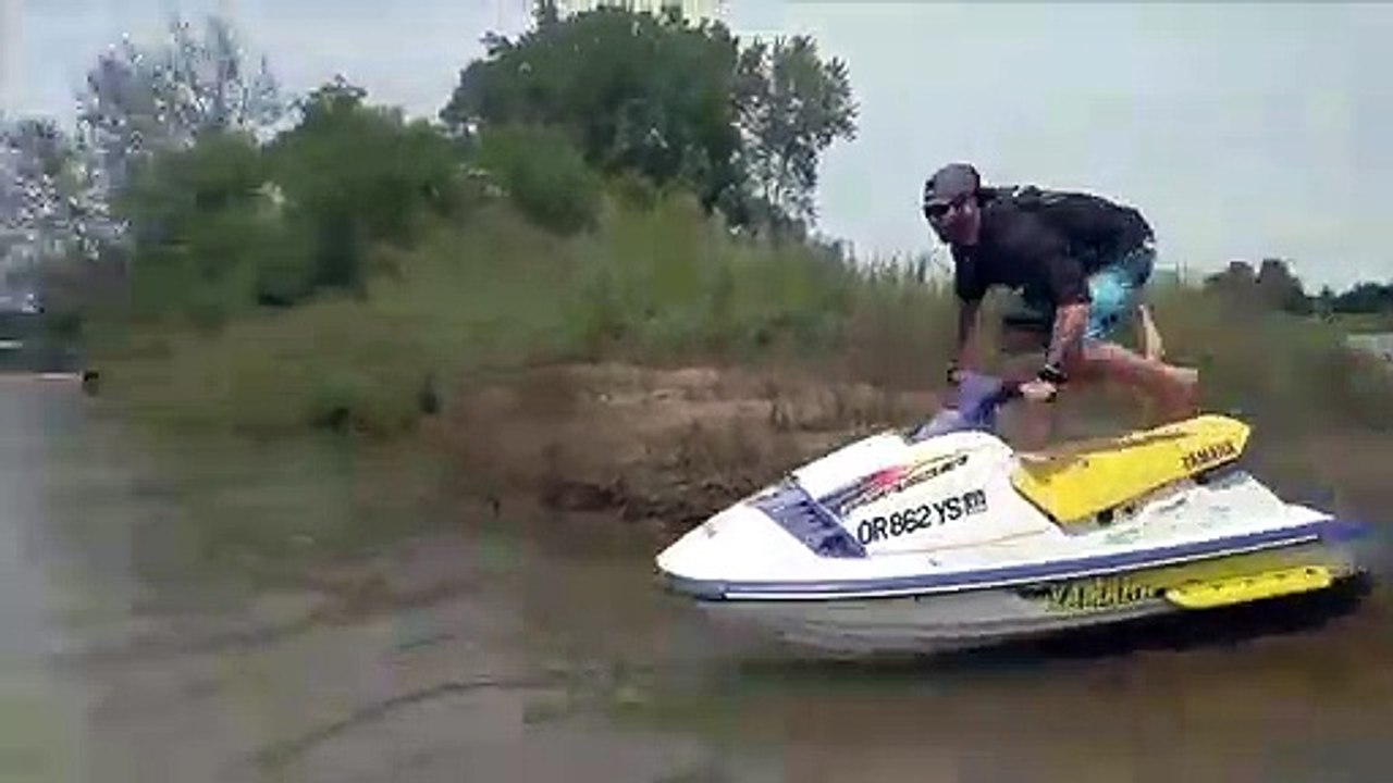 Il se prend une belle gamelle en Jet Ski
