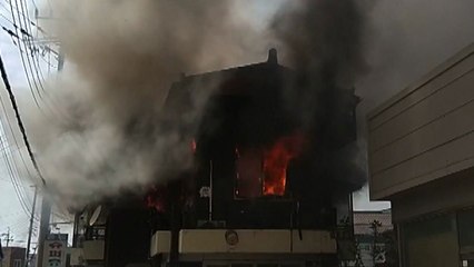 군산 주택 화재...3명 연기 흡입 / YTN