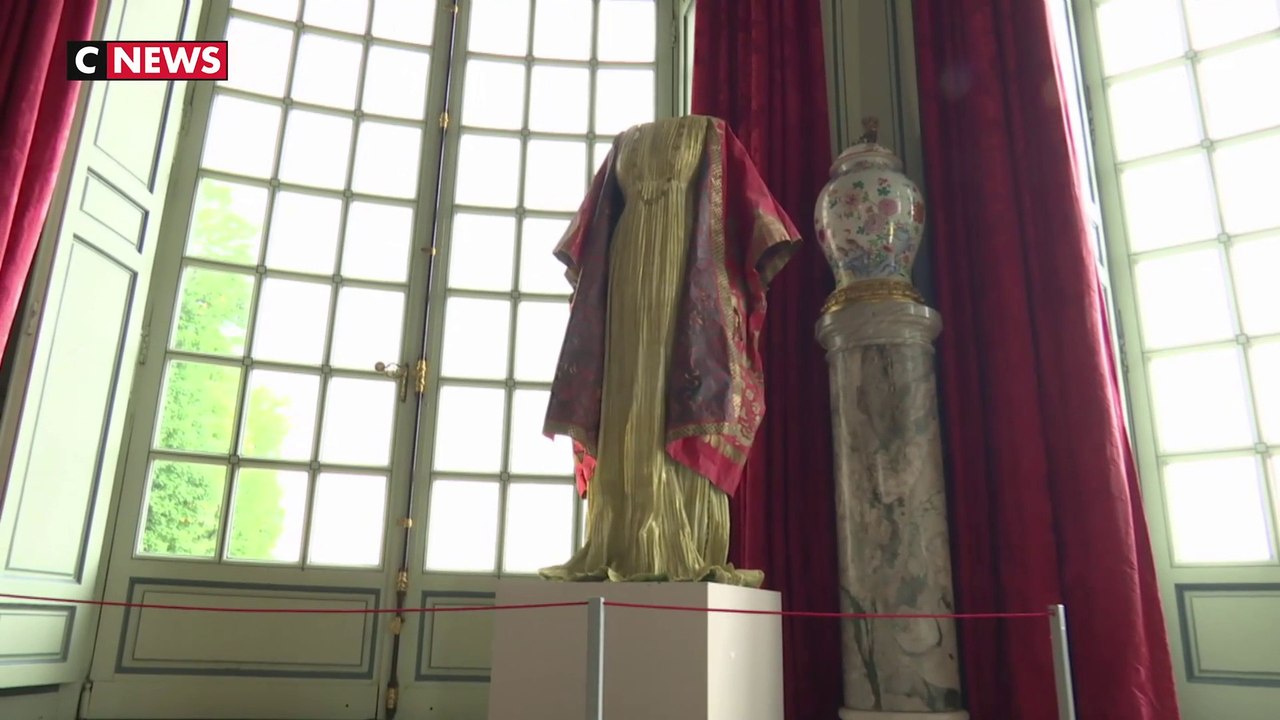 Des robes en papier s'exposent au château de Champs-sur-Marne