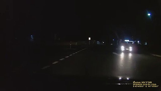 Ils manquent d'écraser un piéton dans le noir en pleine route !