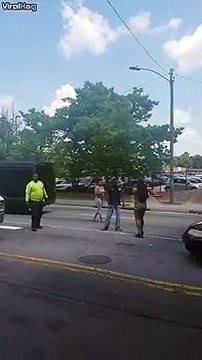 Il intervient pour séparer 2 automobiliste et oublie de mettre son frein à main... Oups