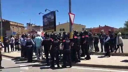 Los Mossos tienen que intervenir en una retirada de lazos