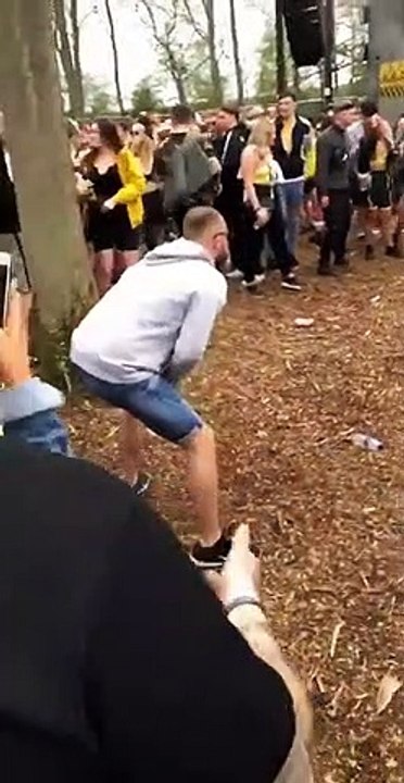 Ils jouent au Air-Tennis dans un festival de musique électro