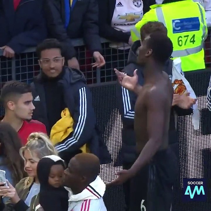 Pogba se fait huer par un fan de MU, il repond et applaudit sarcastiquement