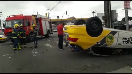 Viatura capota ao colidir com um Cruze no Boqueirão