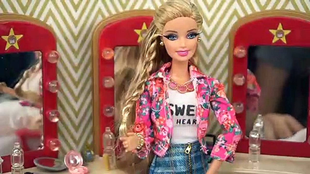Barbie Doll LOL Family gets a BIG Surprise! - Doll Dressing Room & Miniature Make up