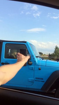 Il montre son QR code snapchat à la voiture de filles d'à côté pour draguer !