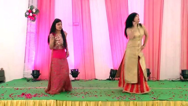 grooms sisters dance with wedding