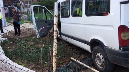 Hızını alamayan servis aracı evin bahçesine uçtu