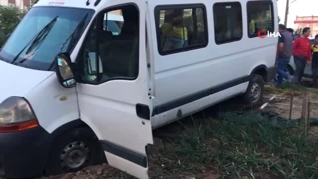 Hızını Alamayan Servis Aracı Evin Bahçesine Uçtu