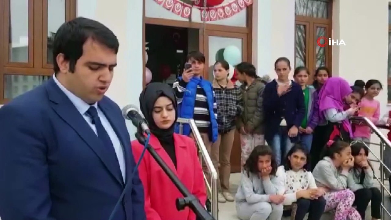 Minik öğrenci İstiklal Marşı’nı okurken heyecandan hıçkırıklara boğuldu