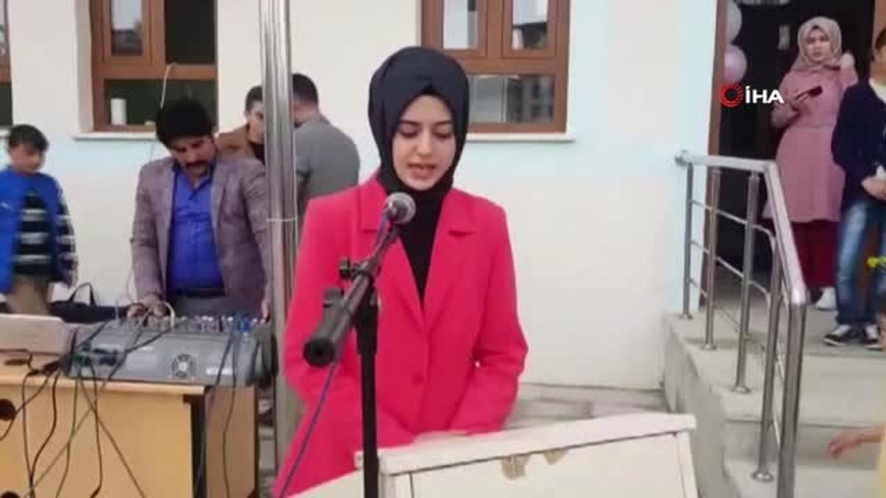 Minik Öğrenci İstiklal Marşı'nı Okurken Heyecandan Hıçkırıklara Boğuldu