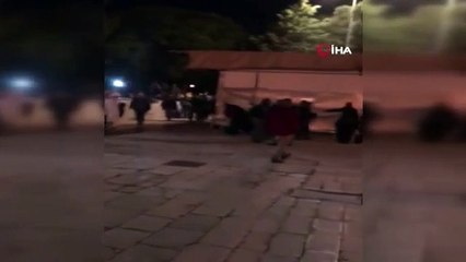 İsrail askerleri namaz kılanları zorla çıkarttı