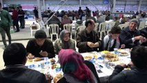 Gençler bir araya gelip bin kişiye iftar verdi