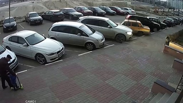 Des adolescents jettent un bloc de béton sur des passants... Drame évité de justesse