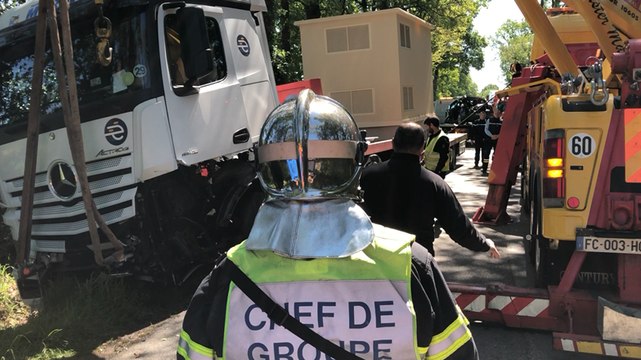 Face à face entre une voiture et un poids lourd