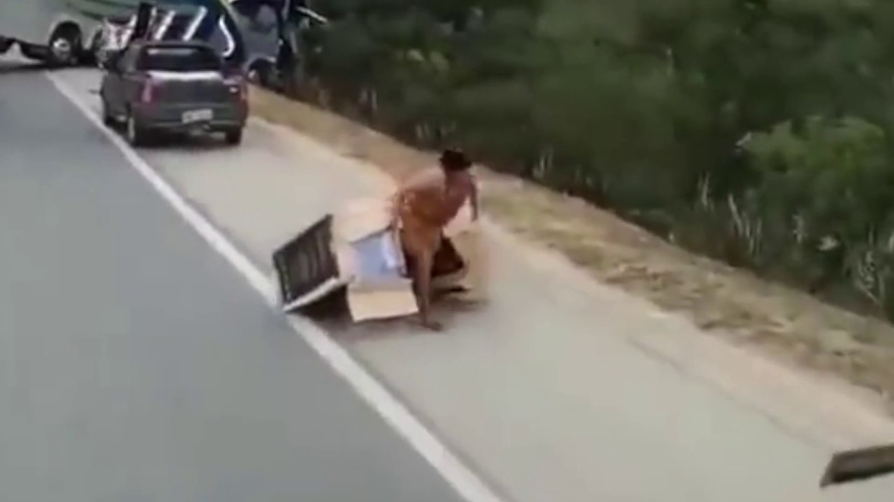 Honteux : regardez ce que font ces hommes au lieu de secourir les blessés de ce bus accidenté