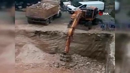 Bir inşaat çukurundaki bayan görevliyi kepçeyle yukarı çektiler... İlginç görüntüler kamerada