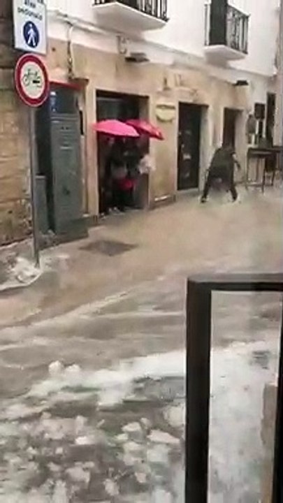 Maltempo, nel barese la furia dell'acqua trascina tavoli e sedie di un bar - il video diffuso sui social