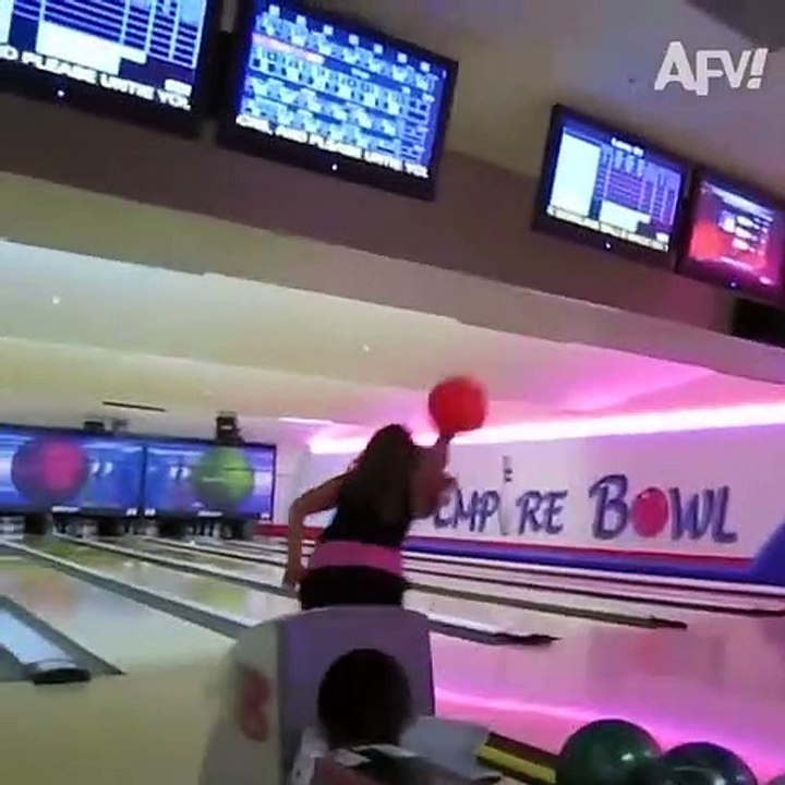 Une femme provoque une énorme fuite d’eau en… lançant une boule de bowling !!