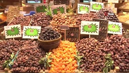 Eminönü'nde 'Hurma' Yoğunluğu