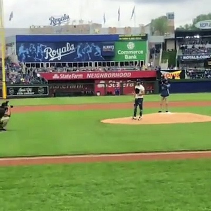 El cantante urbano, El Alfa lanzó la primera bola en el partido philadelphia vs kansas city