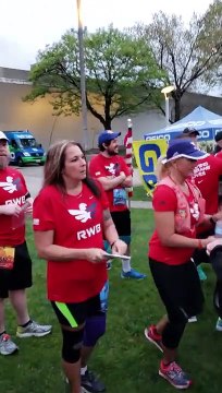 Une ado de 15 ans fait adopter son bébé mais 35 ans après, il se tient juste derrière elle