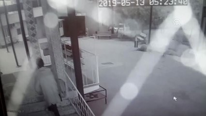 Camide Hırsızlık Anı Kamerada