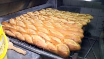 خبز الباغيت الفرنسي التقليدي يحتفل بعيده
