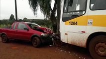 Ônibus escolar e carro batem de frente em estrada rural