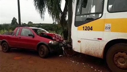 Ônibus escolar e carro batem de frente em estrada rural