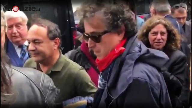 Mimmo Lucano accolto da migliaia di studenti a La Sapienza durante il corteo di Forza Nuova | Notizie.it