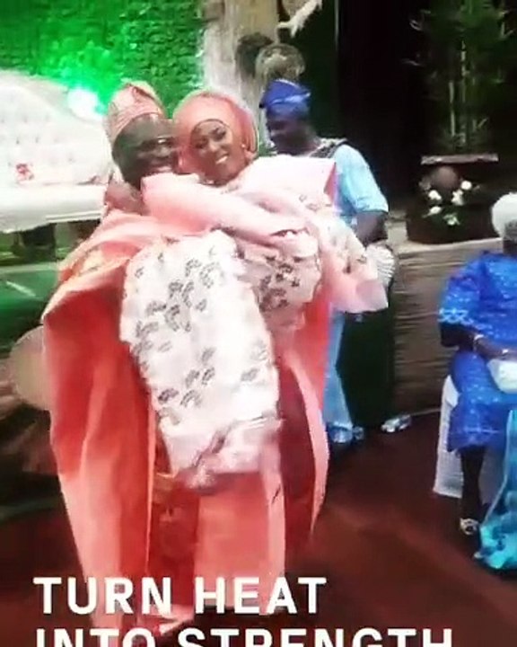 Magnifique ! Admirez comment ces nouveaux mariés font leur entrée en toute Africanité !