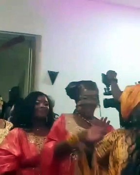 Ces demoiselles d’honneur font une entrée mémorable. A voir !