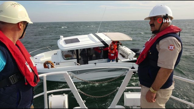 Büyükçekmece koyu açıklarında içindeki 3 kişiyle birlikte sürüklenen tekne kurtarıldı