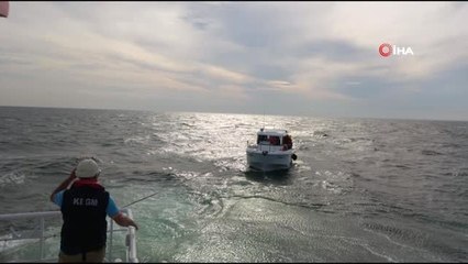 Büyükçekmece Koyu Açıklarında İçindeki 3 Kişiyle Birlikte Sürüklenen Tekne Kurtarıldı