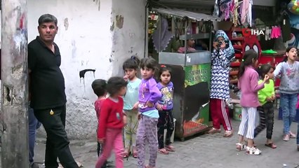 İftara öncesi kadınlar yardım kolisi için satırla kavga etti