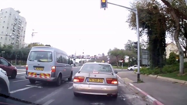 Ce cycliste va passer à 2 doigts du drame. Fou