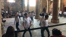 Des écoliers Manchois dansent les légendes du Mont-Saint-Michel