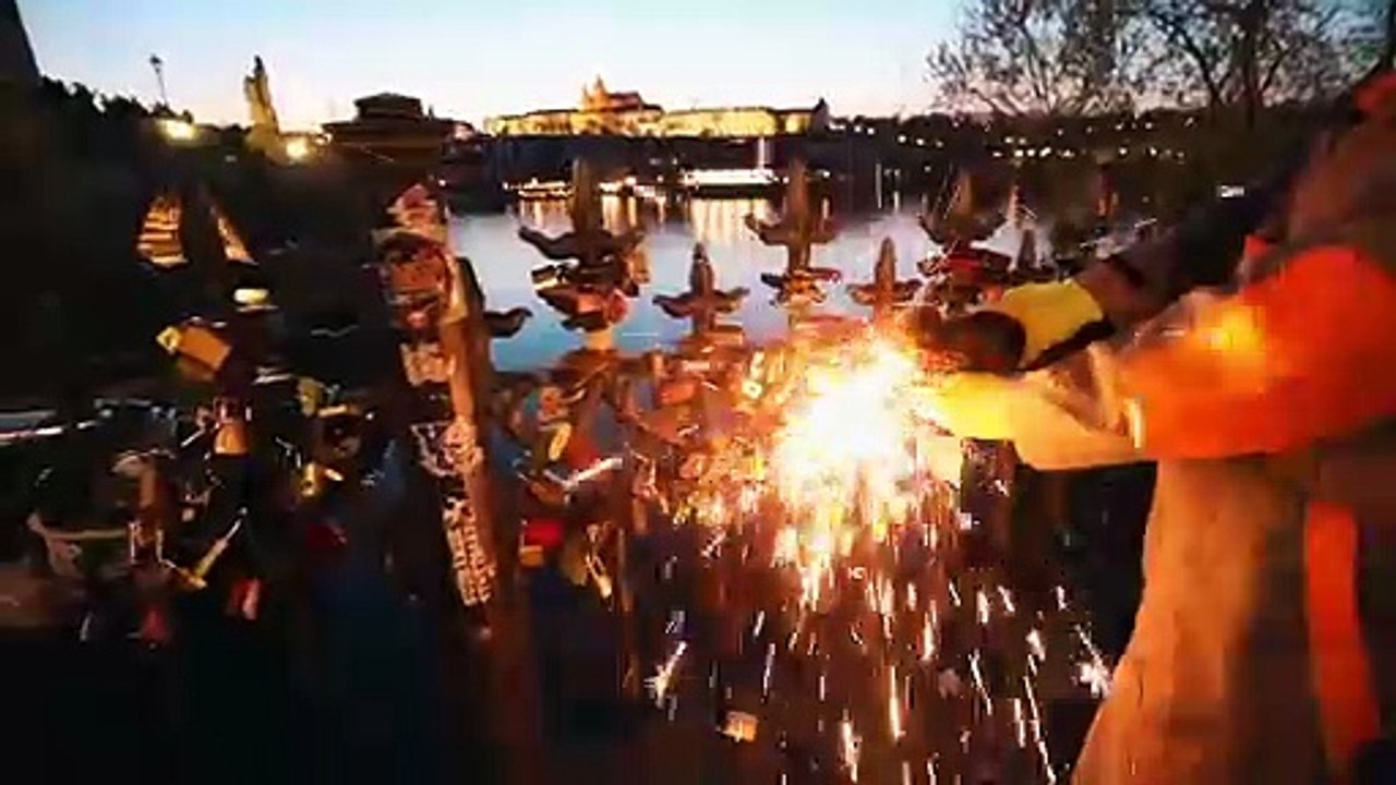 Il enlève des milliers de cadenas sur les ponts de Prague !