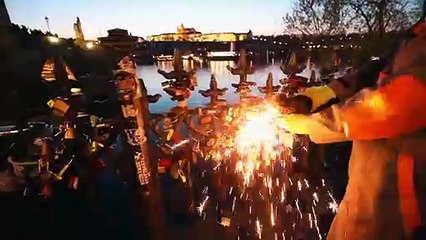 Il enlève des milliers de cadenas sur les ponts de Prague !