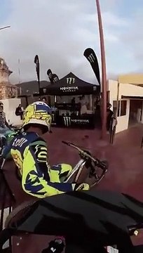 Descente en VTT impressionnante dans les rues d'un village au Mexique !