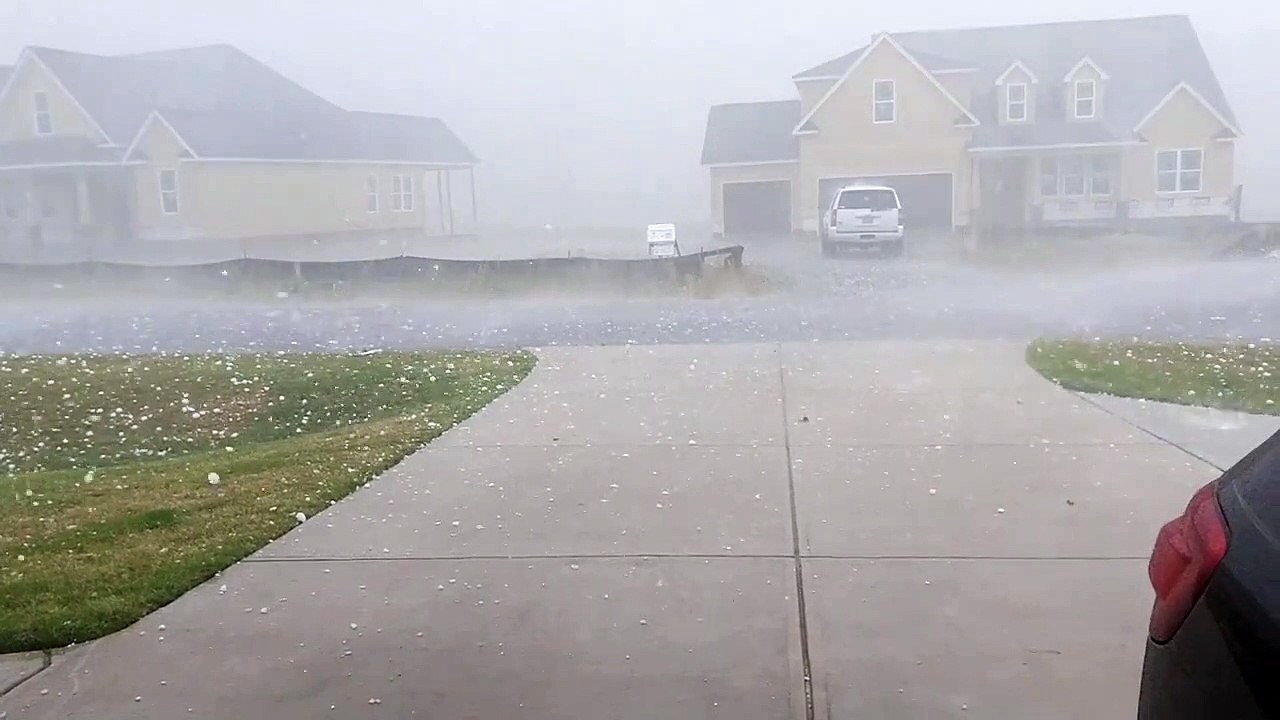 Il grêle.. des glaçons de la taille d'une balle de tennis !
