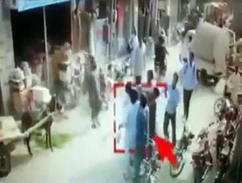 Il profite d'une bagarre pour voler des portefeuilles... Futé le pickpocket