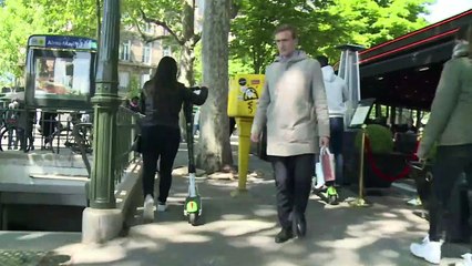 A Paris, la grogne monte contre l'anarchie des trottinettes