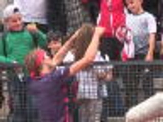 Zverev gives girl headband after hitting her with ball