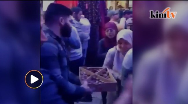 Penganut Kristian Palestin, edar air dan kurma kepada penganut Islam